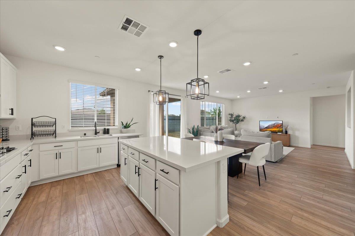 Detail Gallery Image 13 of 39 For 829 Crow Creek Cir, Galt,  CA 95632 - 3 Beds | 2 Baths