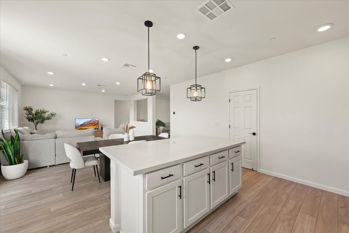 Detail Gallery Image 15 of 39 For 829 Crow Creek Cir, Galt,  CA 95632 - 3 Beds | 2 Baths