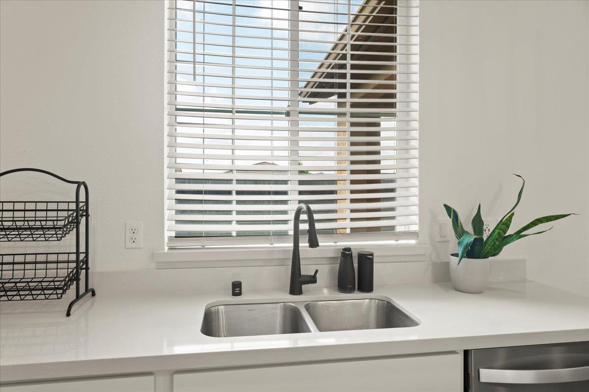 Detail Gallery Image 18 of 39 For 829 Crow Creek Cir, Galt,  CA 95632 - 3 Beds | 2 Baths