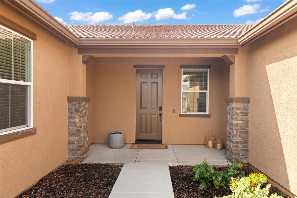 Detail Gallery Image 3 of 39 For 829 Crow Creek Cir, Galt,  CA 95632 - 3 Beds | 2 Baths