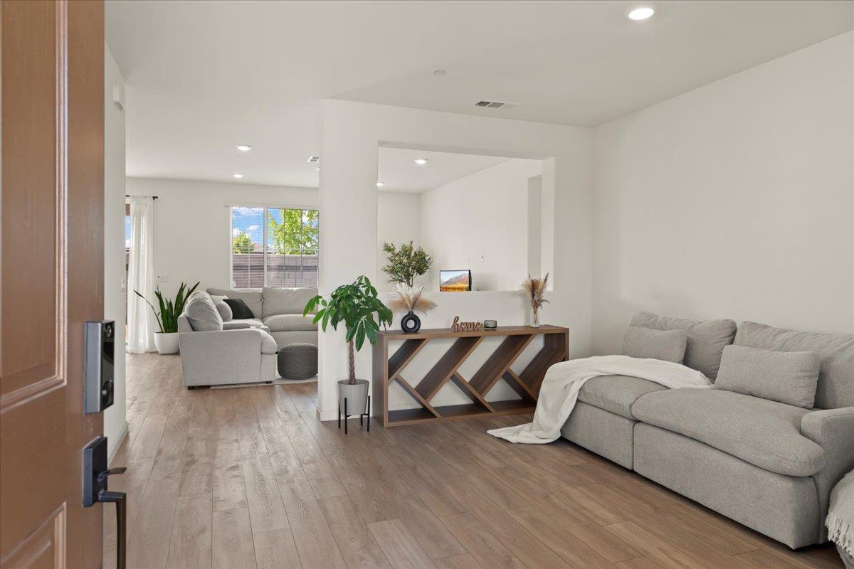 Detail Gallery Image 4 of 39 For 829 Crow Creek Cir, Galt,  CA 95632 - 3 Beds | 2 Baths