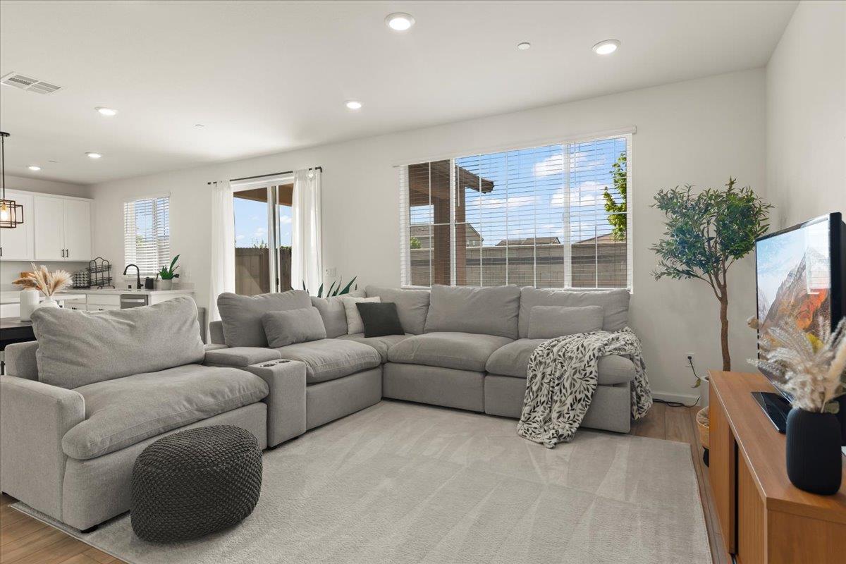 Detail Gallery Image 7 of 39 For 829 Crow Creek Cir, Galt,  CA 95632 - 3 Beds | 2 Baths