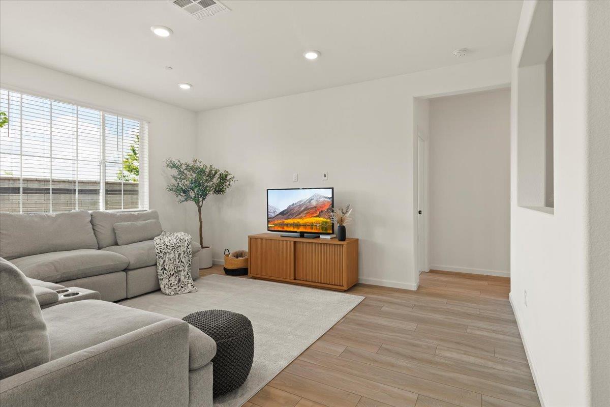 Detail Gallery Image 8 of 39 For 829 Crow Creek Cir, Galt,  CA 95632 - 3 Beds | 2 Baths