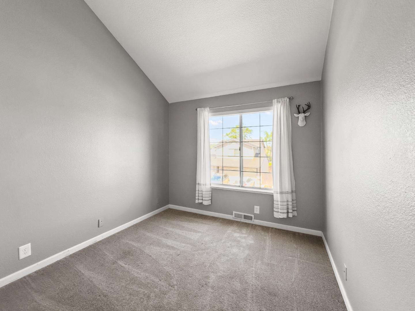 Detail Gallery Image 13 of 29 For 1616 Brentwood Ln, Gilroy,  CA 95020 - 5 Beds | 3 Baths