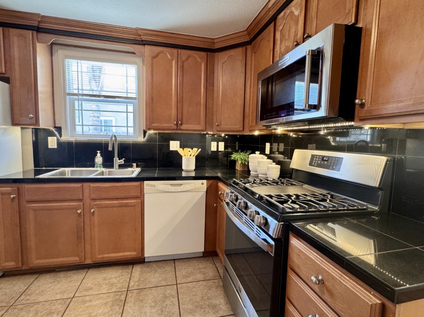 Detail Gallery Image 13 of 19 For 140 Sally St, Hollister,  CA 95023 - 3 Beds | 2 Baths