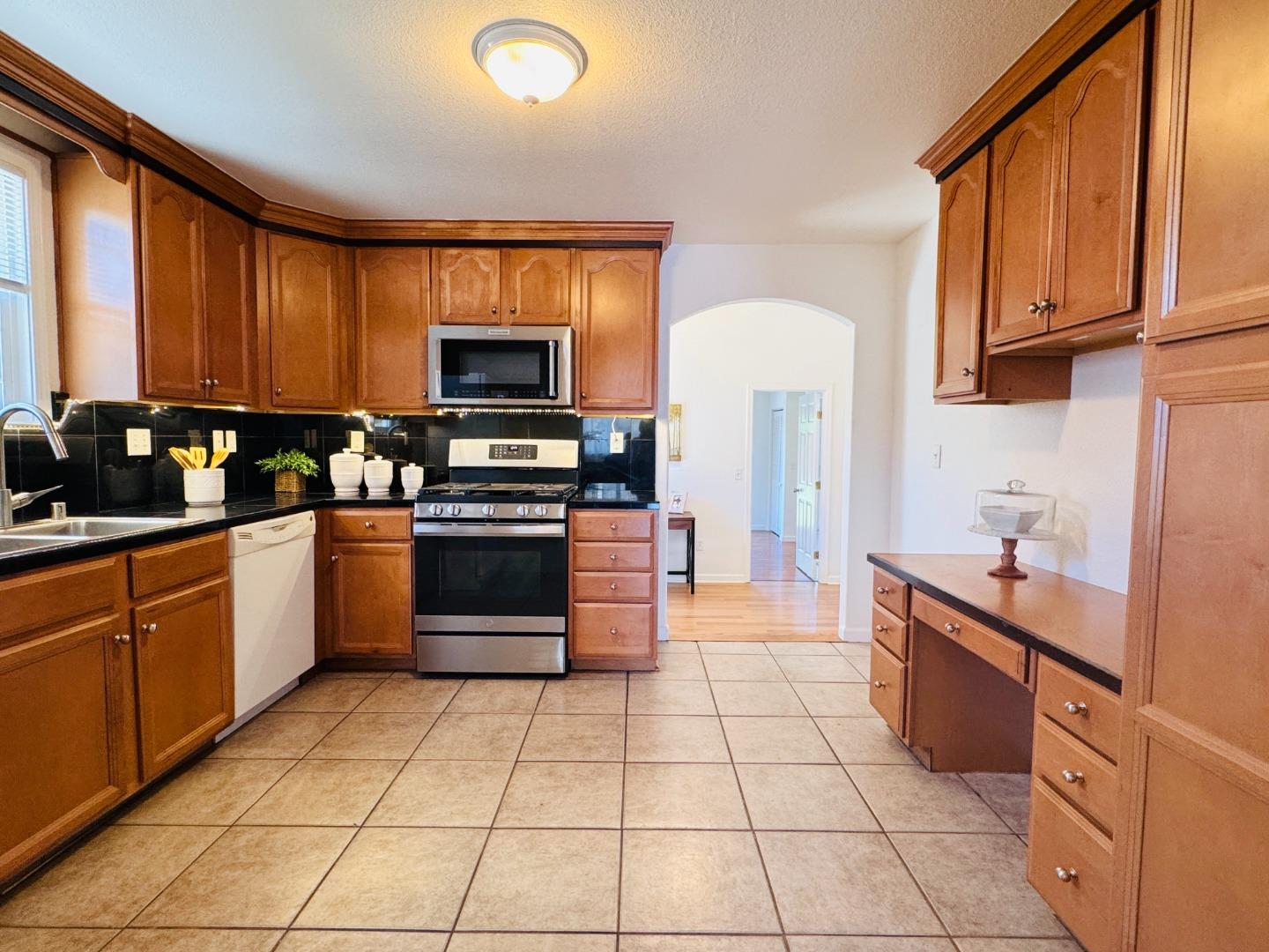 Detail Gallery Image 6 of 19 For 140 Sally St, Hollister,  CA 95023 - 3 Beds | 2 Baths