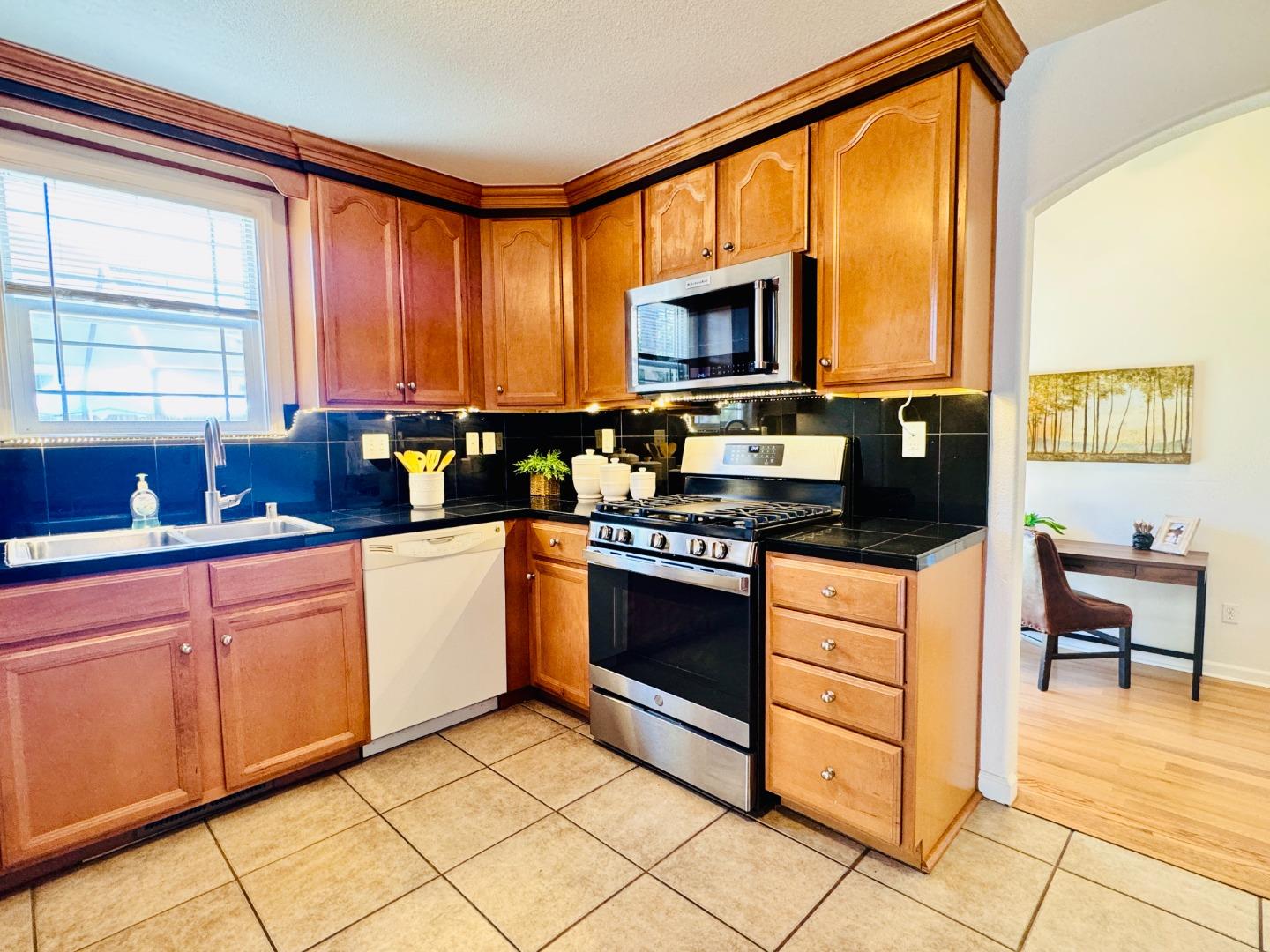 Detail Gallery Image 8 of 19 For 140 Sally St, Hollister,  CA 95023 - 3 Beds | 2 Baths