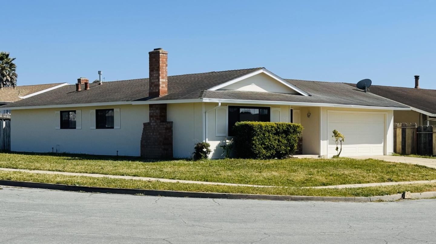 Detail Gallery Image 1 of 22 For 18652 Eisenhower St, Salinas,  CA 93906 - 4 Beds | 2 Baths