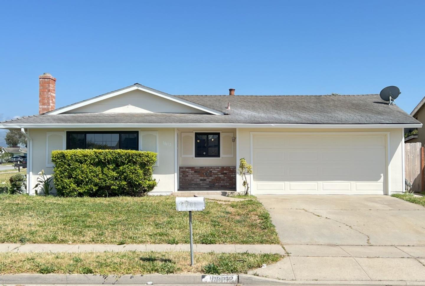 Detail Gallery Image 2 of 22 For 18652 Eisenhower St, Salinas,  CA 93906 - 4 Beds | 2 Baths