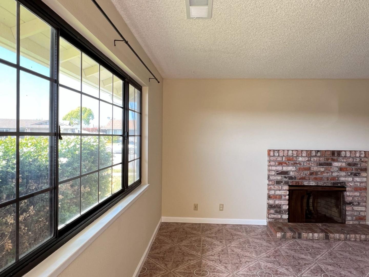 Detail Gallery Image 5 of 22 For 18652 Eisenhower St, Salinas,  CA 93906 - 4 Beds | 2 Baths