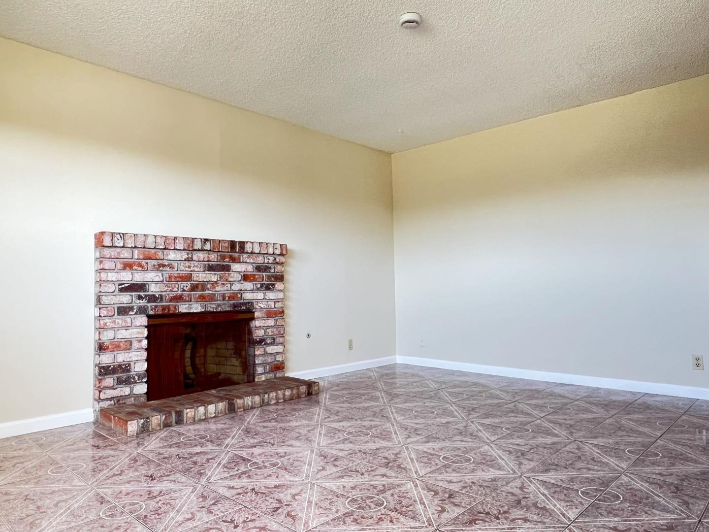 Detail Gallery Image 6 of 22 For 18652 Eisenhower St, Salinas,  CA 93906 - 4 Beds | 2 Baths