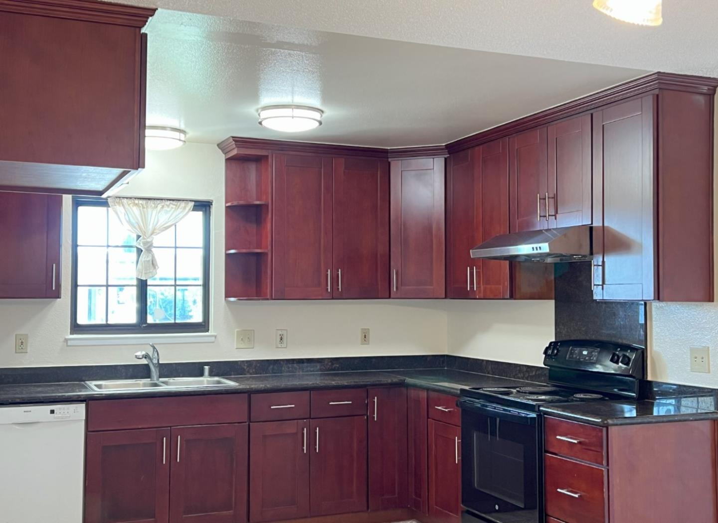 Detail Gallery Image 7 of 22 For 18652 Eisenhower St, Salinas,  CA 93906 - 4 Beds | 2 Baths