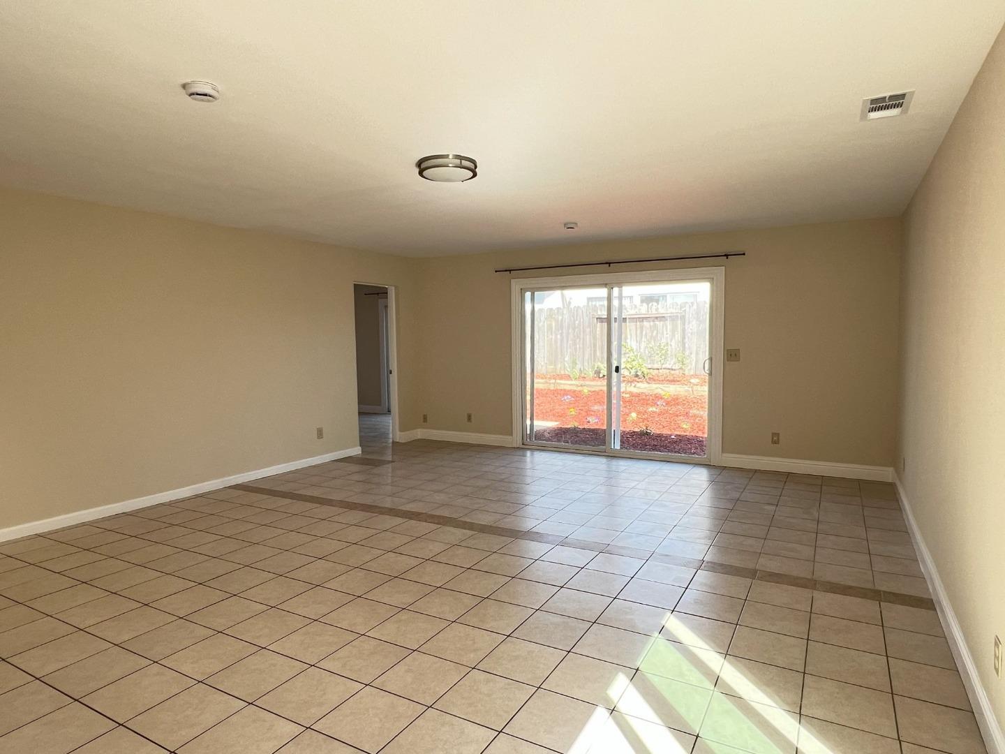 Detail Gallery Image 8 of 22 For 18652 Eisenhower St, Salinas,  CA 93906 - 4 Beds | 2 Baths