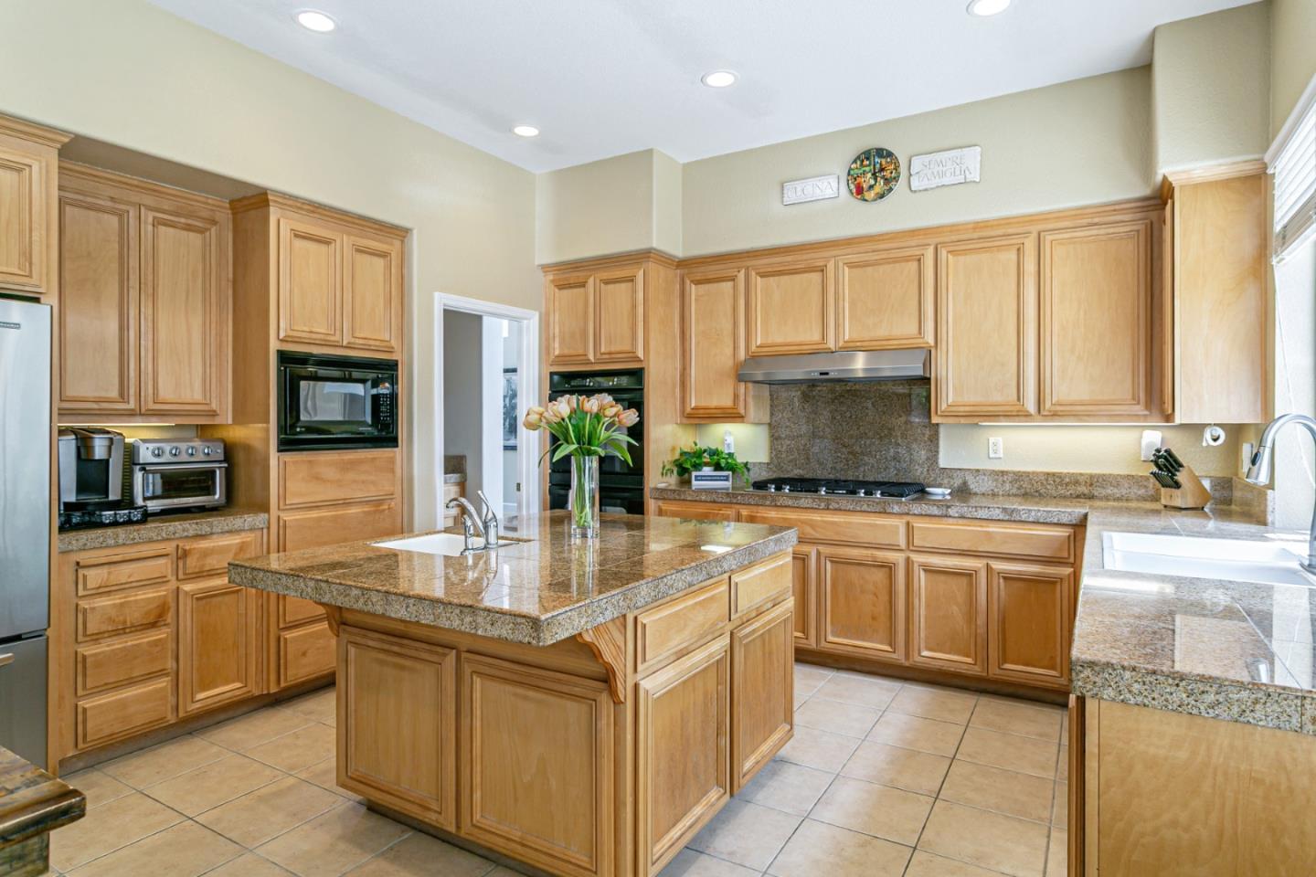Detail Gallery Image 11 of 54 For 18345 Serra Avenida, Morgan Hill,  CA 95037 - 4 Beds | 3/1 Baths