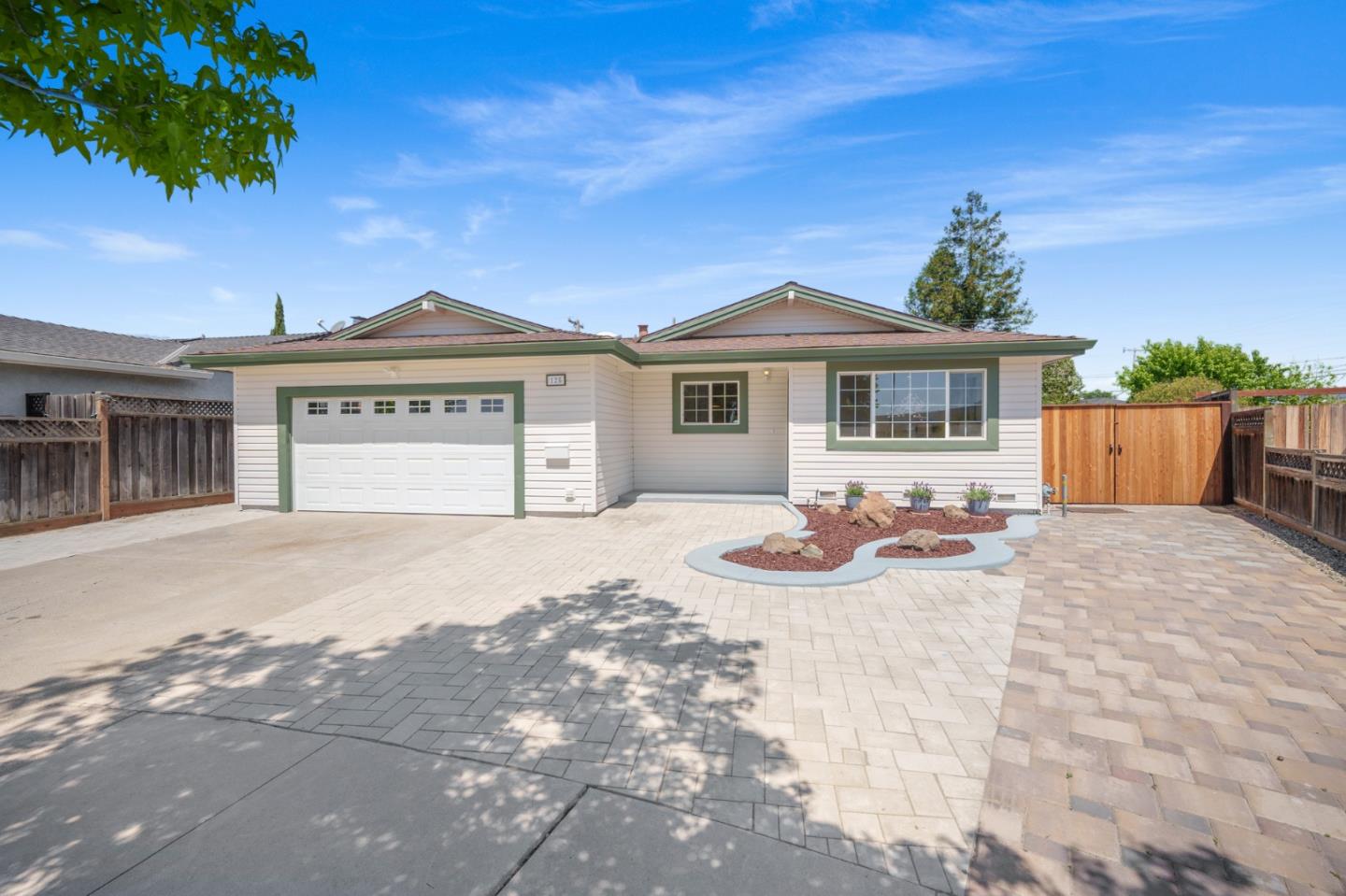 Detail Gallery Image 2 of 34 For 125 Foothill Ct, Morgan Hill,  CA 95037 - 4 Beds | 2 Baths