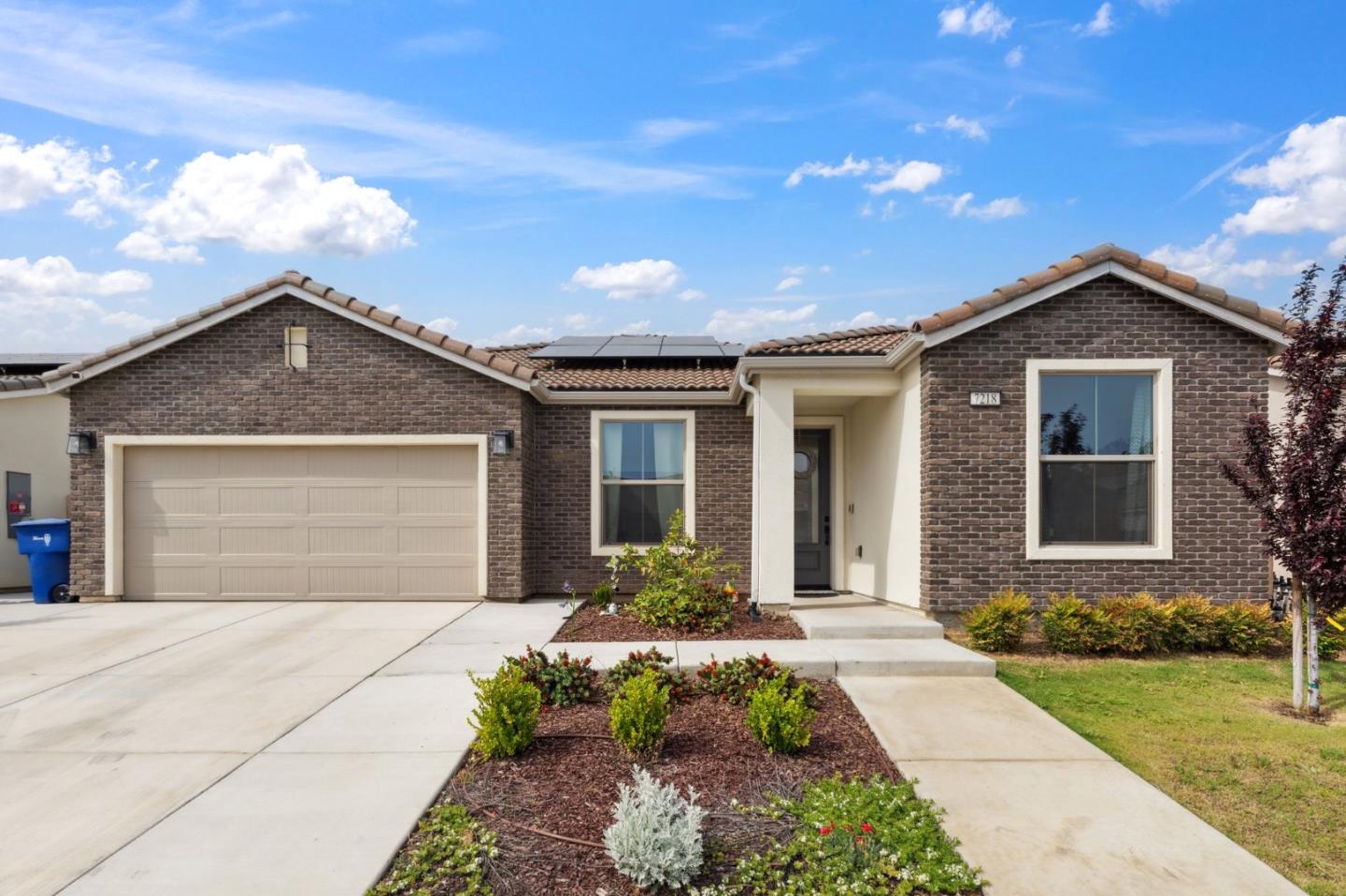 Detail Gallery Image 2 of 20 For 7218 East Brown Ave, Fresno,  CA 93737 - 5 Beds | 3 Baths