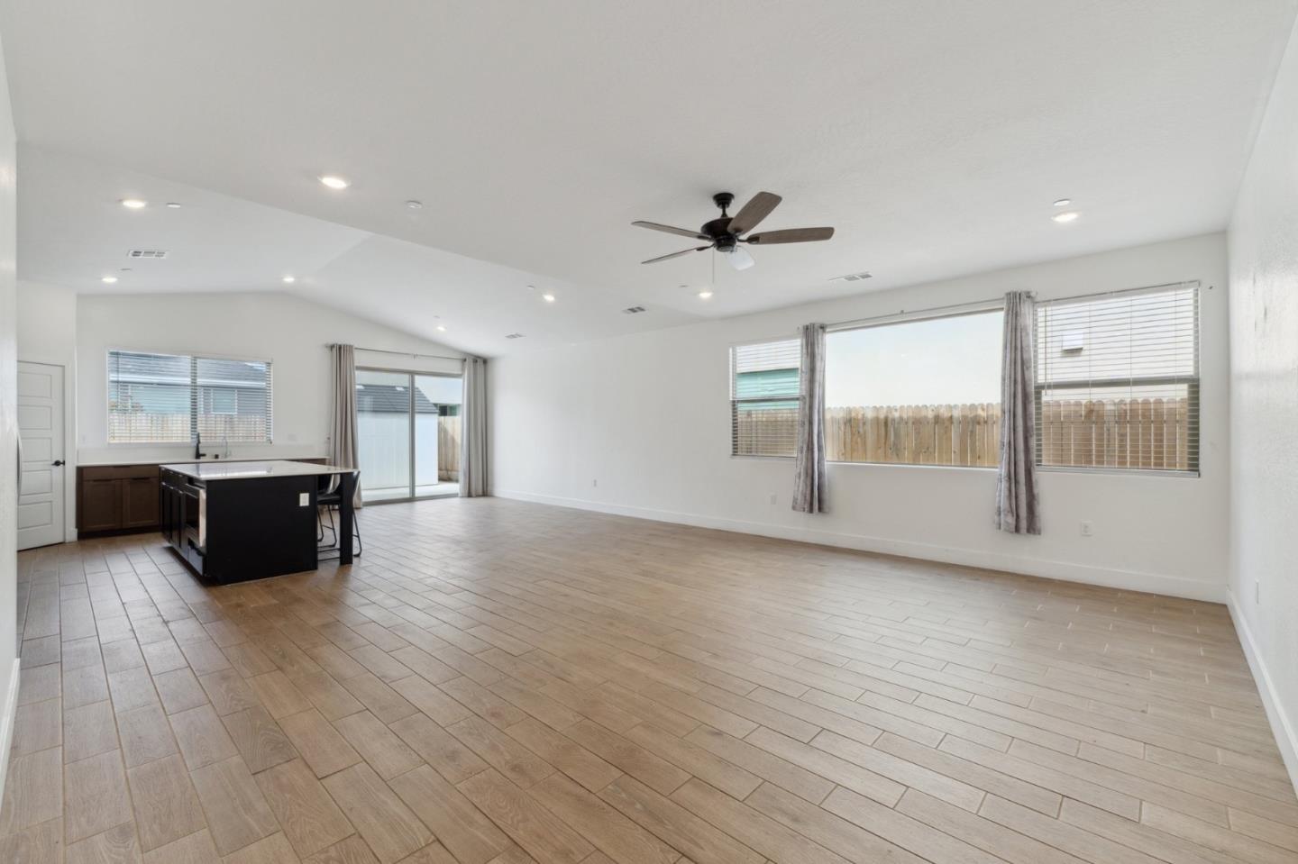 Detail Gallery Image 6 of 20 For 7218 East Brown Ave, Fresno,  CA 93737 - 5 Beds | 3 Baths