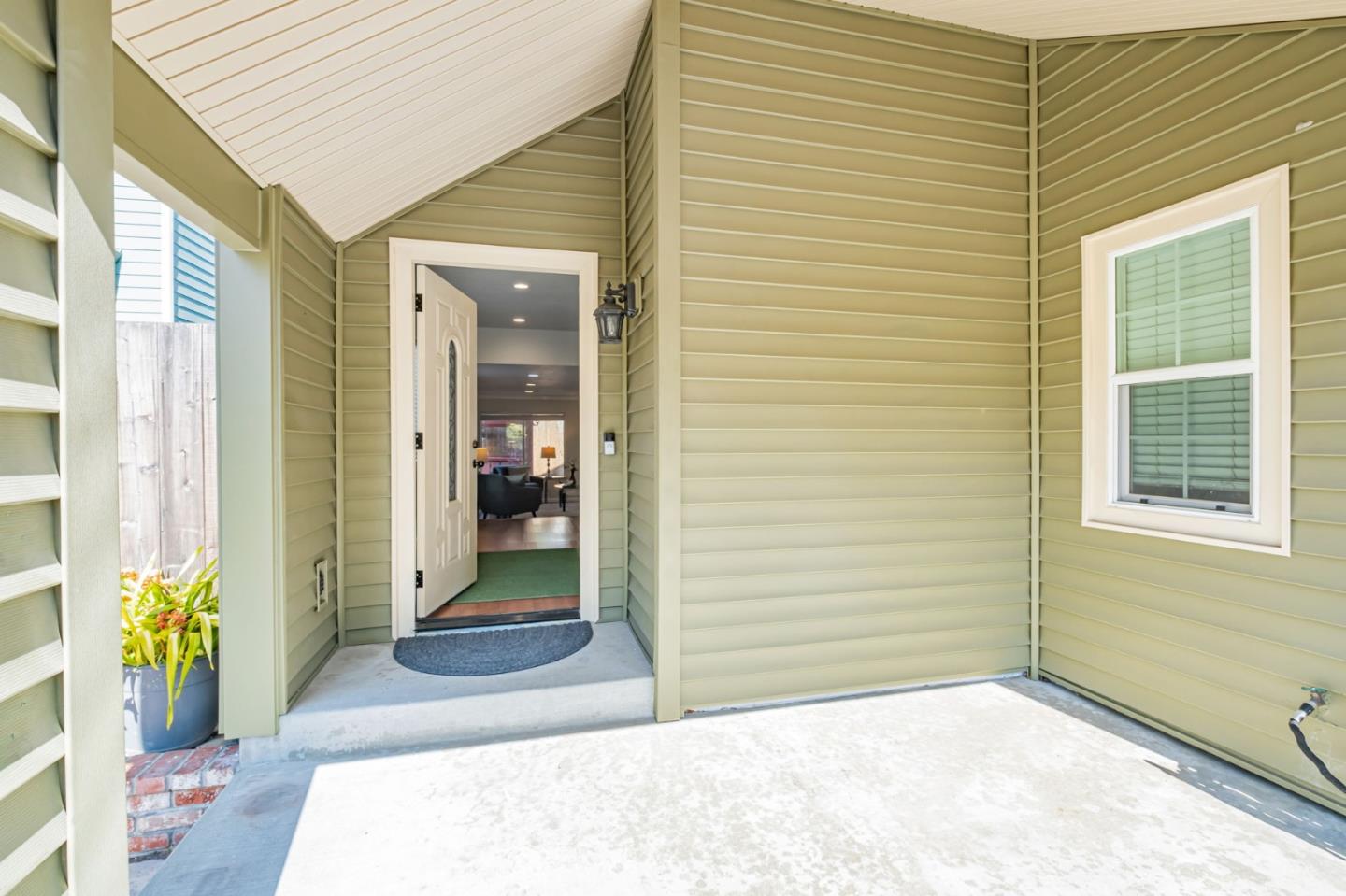 Detail Gallery Image 4 of 47 For 1647 Schooner Ct, Santa Cruz,  CA 95062 - 4 Beds | 2/1 Baths