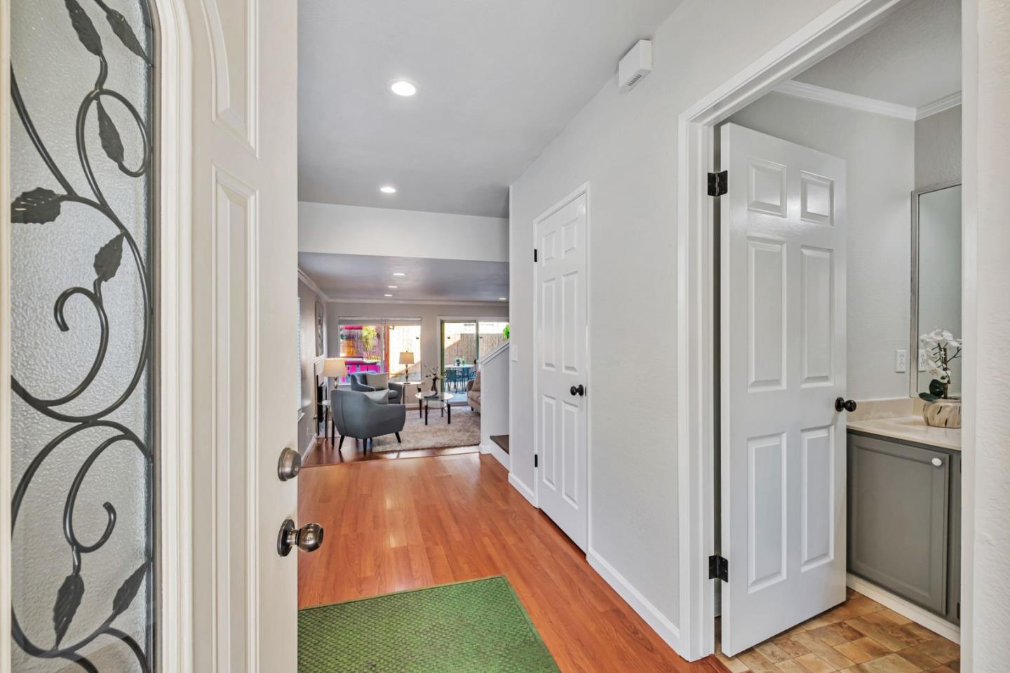 Detail Gallery Image 5 of 47 For 1647 Schooner Ct, Santa Cruz,  CA 95062 - 4 Beds | 2/1 Baths