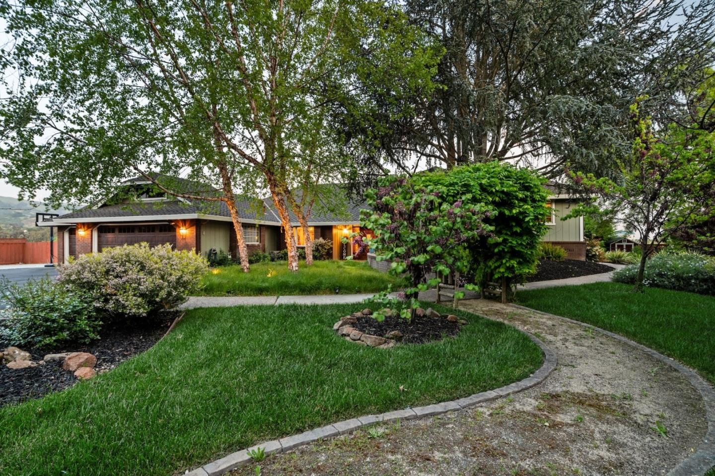 Detail Gallery Image 4 of 46 For 9900 Walter Welsher Ct, Gilroy,  CA 95020 - 4 Beds | 2/1 Baths
