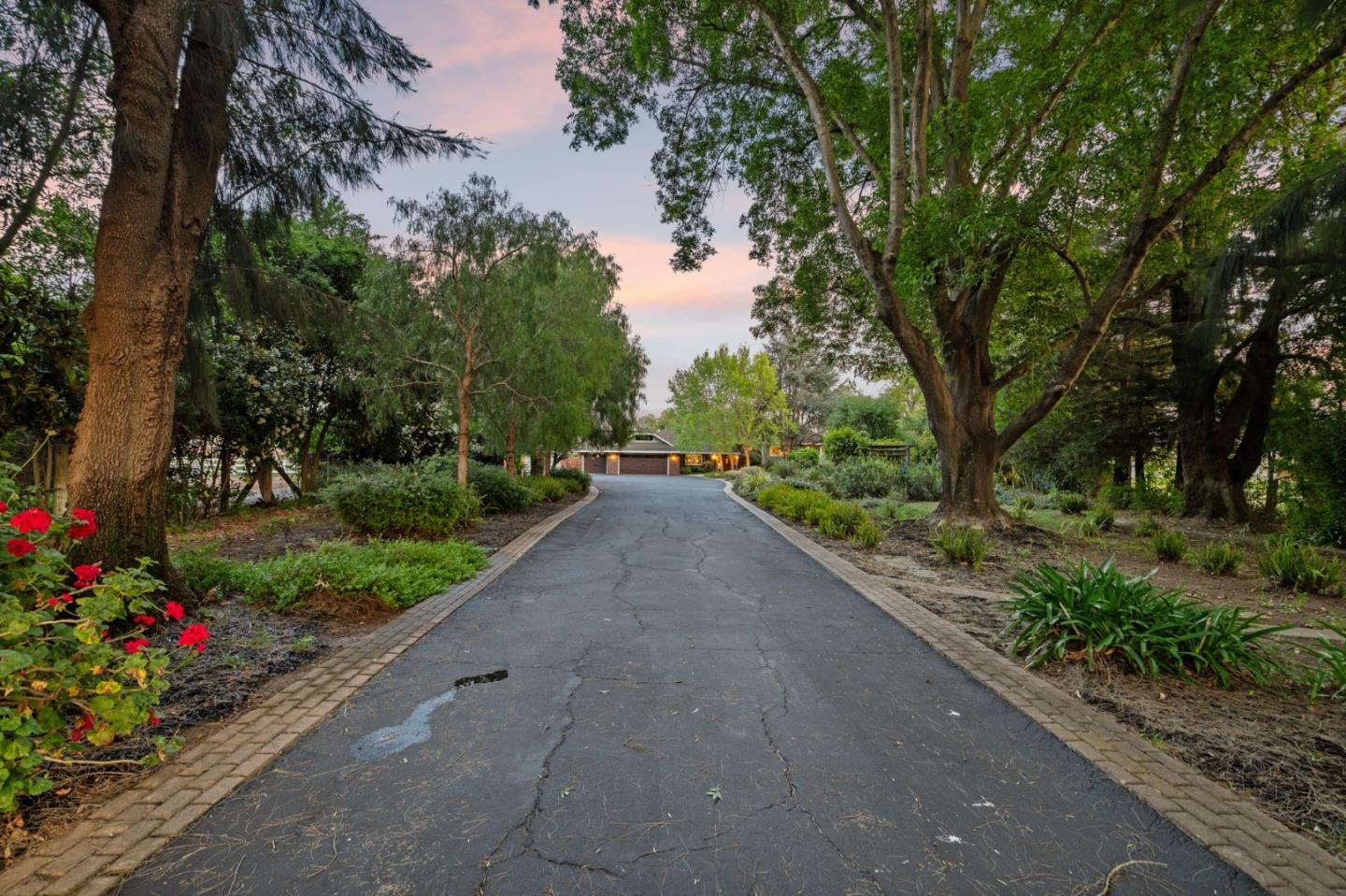 Detail Gallery Image 7 of 46 For 9900 Walter Welsher Ct, Gilroy,  CA 95020 - 4 Beds | 2/1 Baths