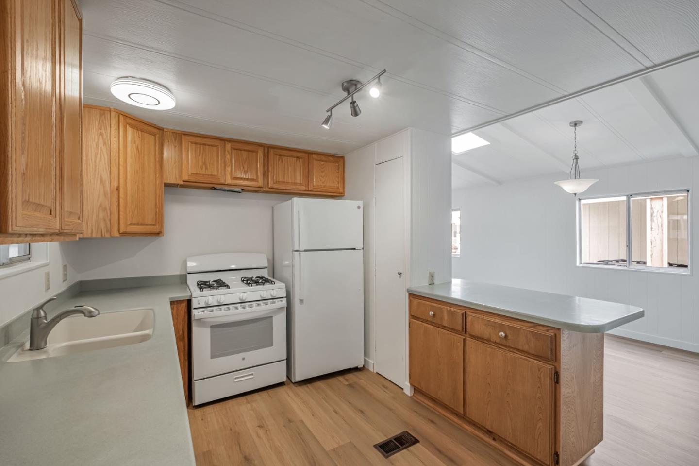Detail Gallery Image 14 of 49 For 998 38th Ave #11,  Santa Cruz,  CA 95062 - 2 Beds | 2 Baths