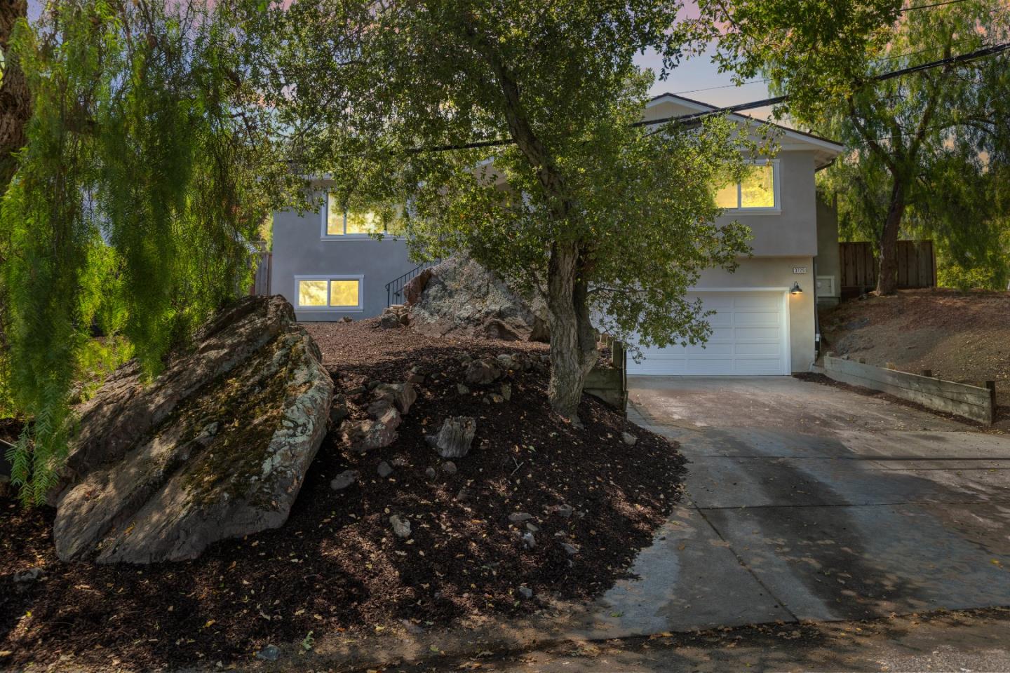 Detail Gallery Image 3 of 38 For 3729 Laurel Way, Redwood City,  CA 94062 - 4 Beds | 2 Baths