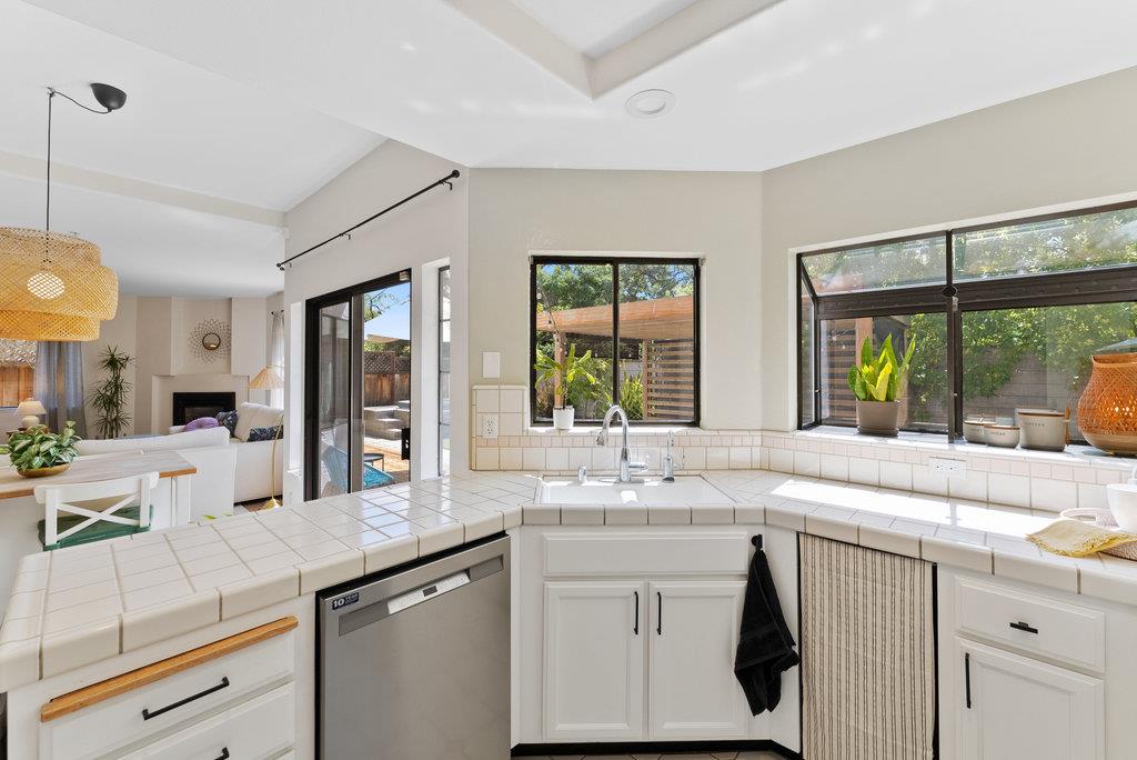 Detail Gallery Image 11 of 52 For 4445 Esta Ln, Soquel,  CA 95073 - 4 Beds | 2/1 Baths