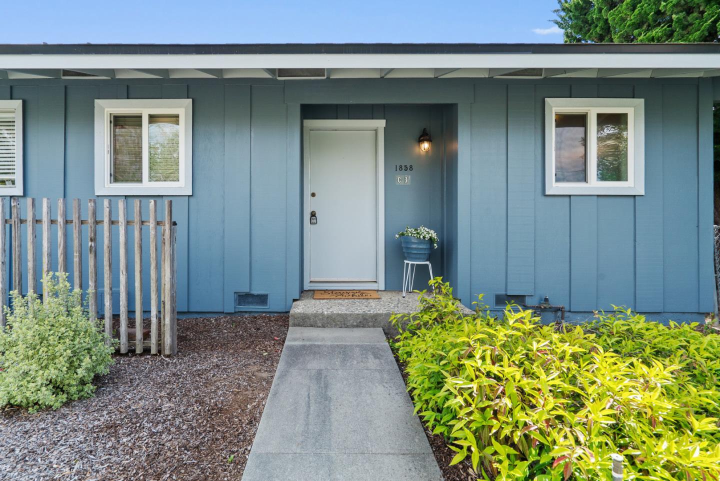 Detail Gallery Image 3 of 36 For 1863 Halterman Ave #C3,  Santa Cruz,  CA 95062 - 1 Beds | 1 Baths