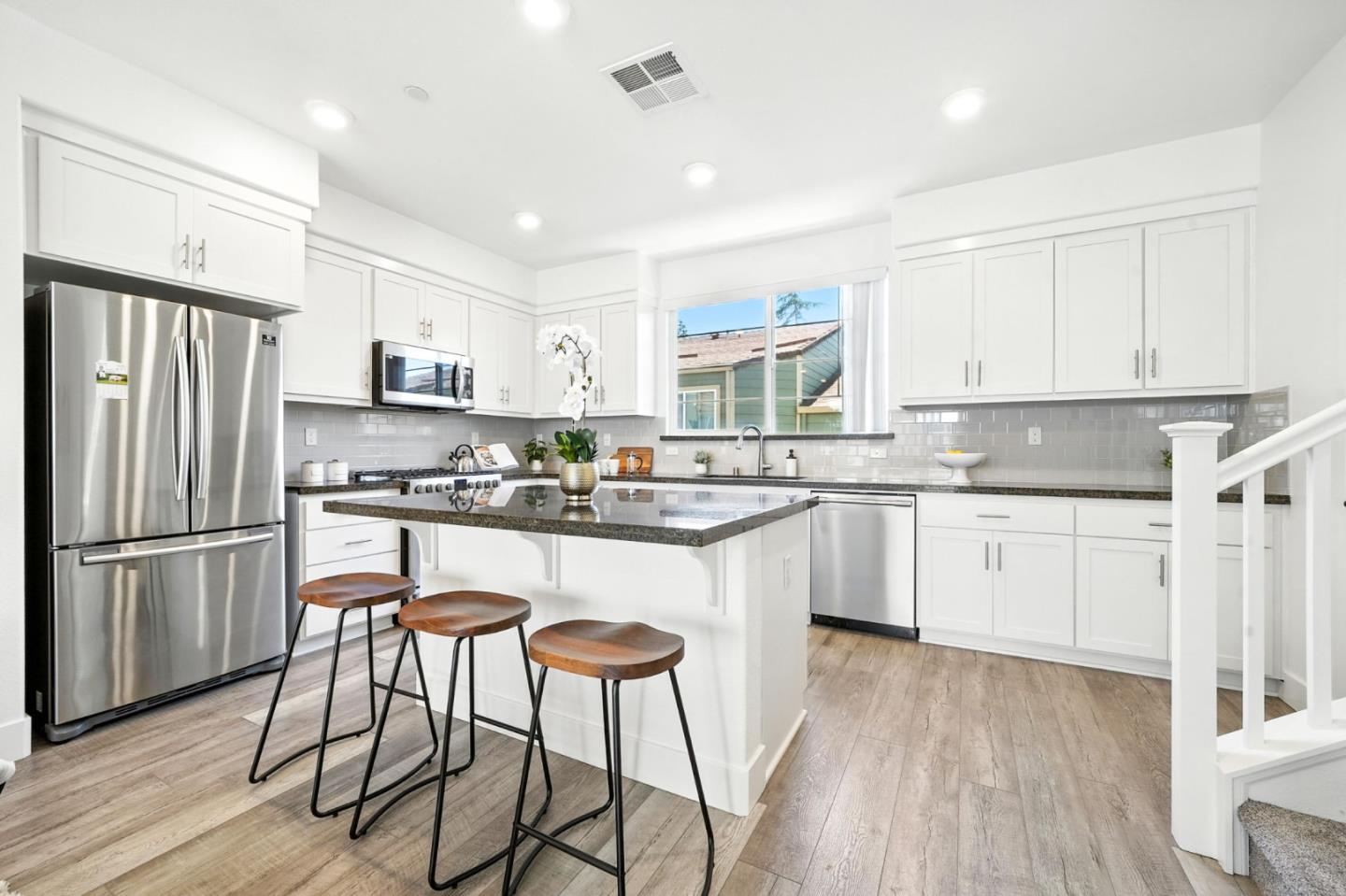 Detail Gallery Image 3 of 49 For 29341 Hub Ct, Hayward,  CA 94544 - 2 Beds | 2/1 Baths