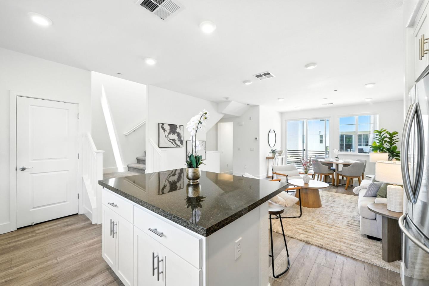Detail Gallery Image 4 of 49 For 29341 Hub Ct, Hayward,  CA 94544 - 2 Beds | 2/1 Baths