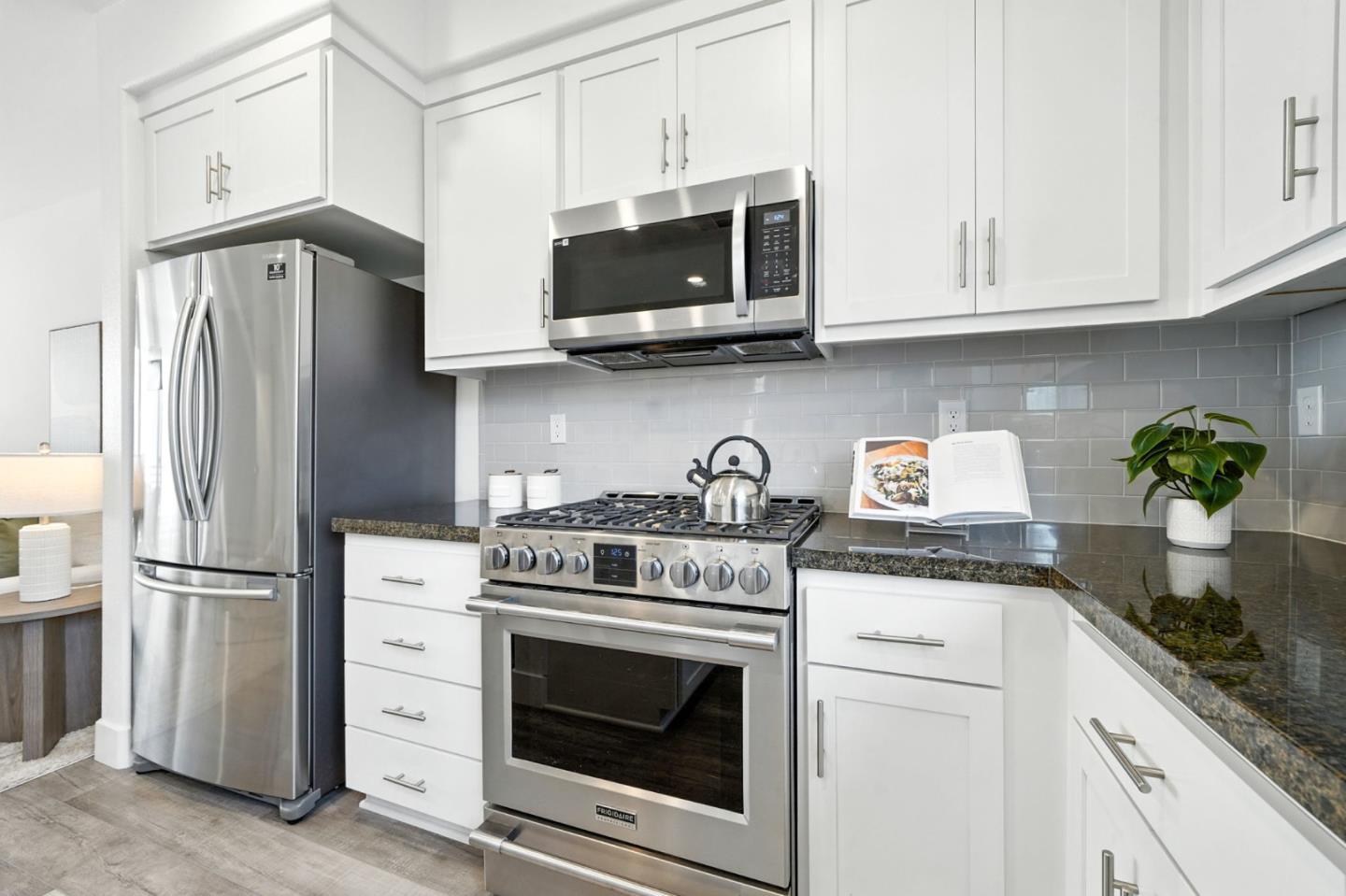 Detail Gallery Image 5 of 49 For 29341 Hub Ct, Hayward,  CA 94544 - 2 Beds | 2/1 Baths