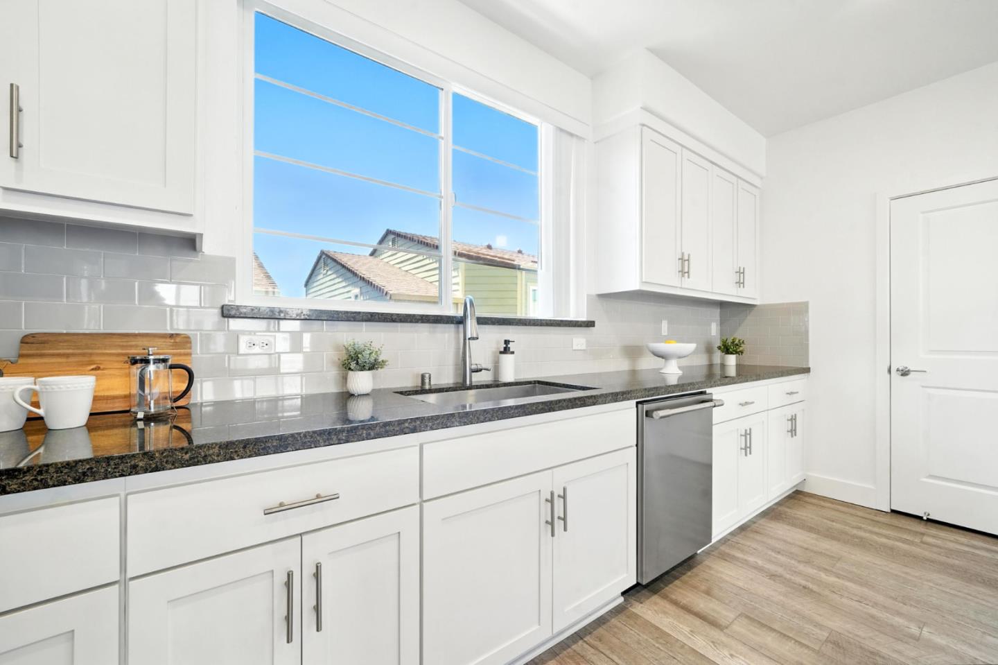 Detail Gallery Image 6 of 49 For 29341 Hub Ct, Hayward,  CA 94544 - 2 Beds | 2/1 Baths