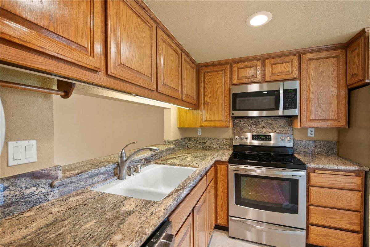 Detail Gallery Image 10 of 30 For 24280 Dover Lane, Hayward,  CA 94541 - 3 Beds | 3 Baths