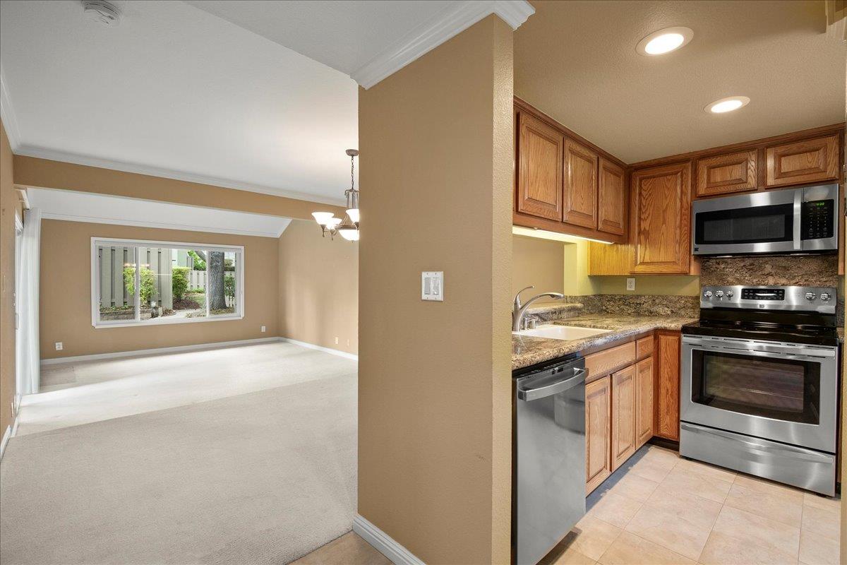 Detail Gallery Image 4 of 30 For 24280 Dover Lane, Hayward,  CA 94541 - 3 Beds | 3 Baths
