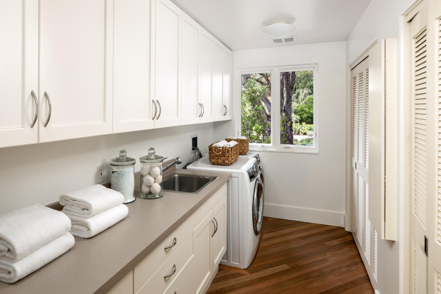 Detail Gallery Image 18 of 57 For 12008 Emerald Hill Ln, Los Altos Hills,  CA 94022 - 4 Beds | 3/1 Baths
