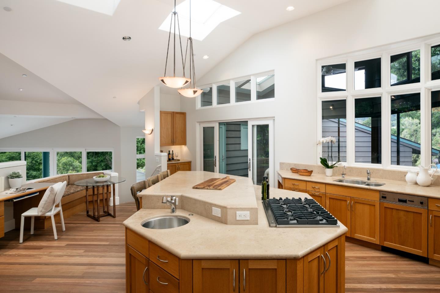 Detail Gallery Image 9 of 57 For 12008 Emerald Hill Ln, Los Altos Hills,  CA 94022 - 4 Beds | 3/1 Baths