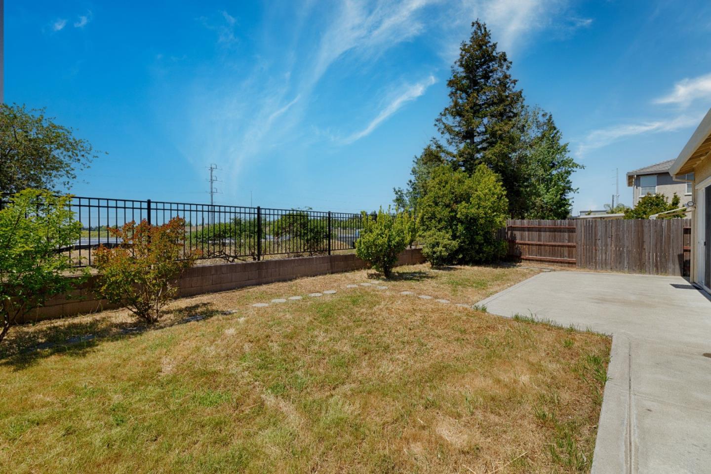 Detail Gallery Image 11 of 22 For 4700 Coppola Cir, Elk Grove,  CA 95757 - 4 Beds | 2 Baths