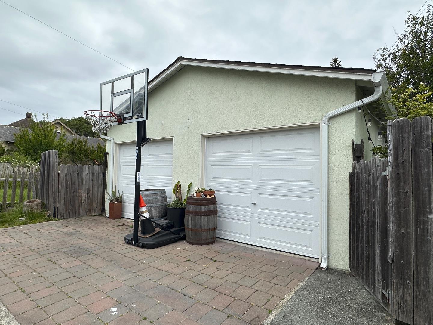 Detail Gallery Image 5 of 13 For 609 Congress Ave, Pacific Grove,  CA 93950 - 6 Beds | 2 Baths