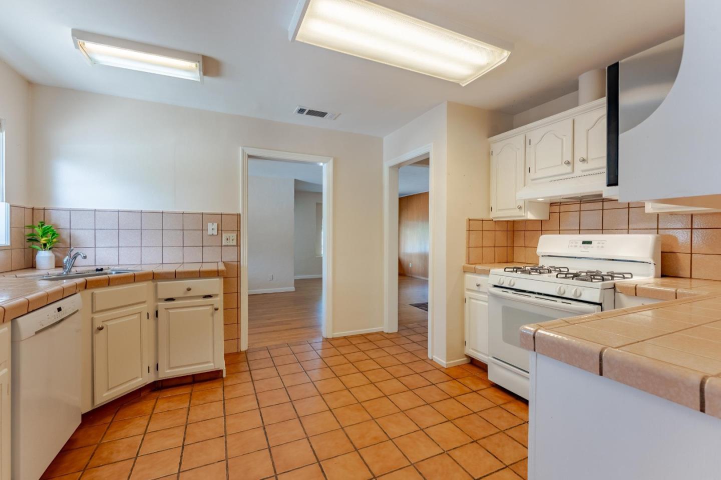 Detail Gallery Image 10 of 45 For 7400 Dowdy St, Gilroy,  CA 95020 - 5 Beds | 3/1 Baths