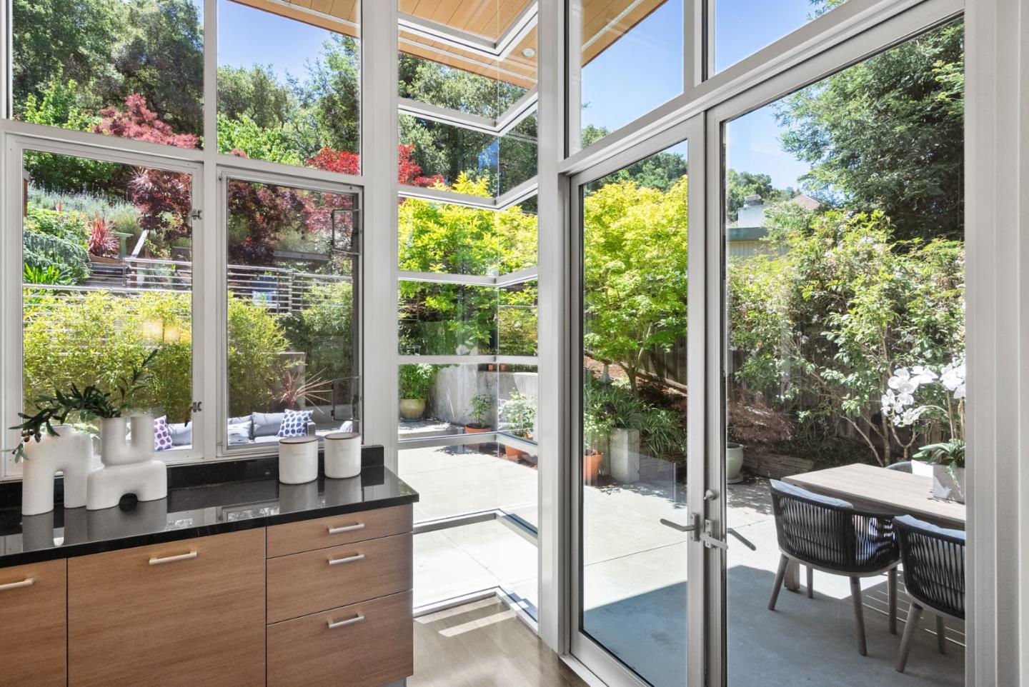 Detail Gallery Image 16 of 58 For 211 Manor Dr, San Carlos,  CA 94070 - 3 Beds | 2 Baths