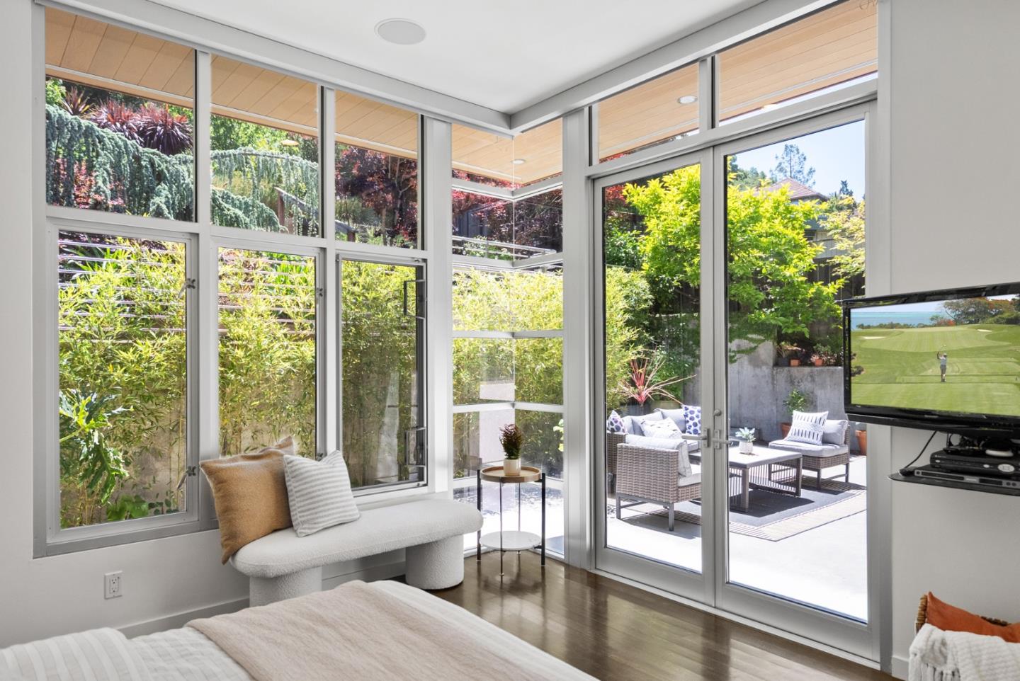 Detail Gallery Image 21 of 58 For 211 Manor Dr, San Carlos,  CA 94070 - 3 Beds | 2 Baths