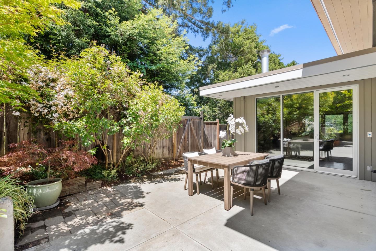 Detail Gallery Image 35 of 58 For 211 Manor Dr, San Carlos,  CA 94070 - 3 Beds | 2 Baths