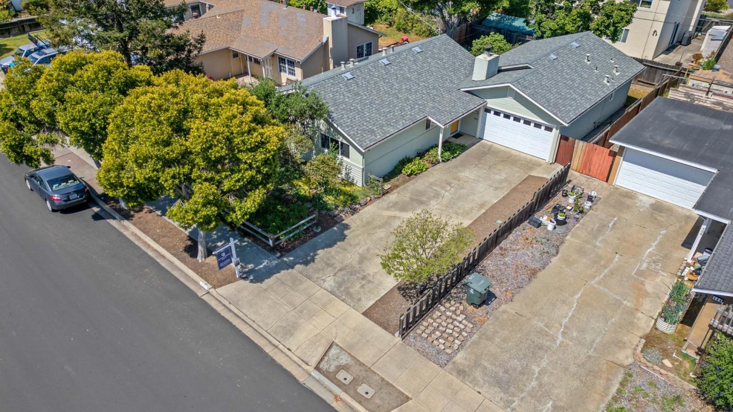 Detail Gallery Image 29 of 36 For 408 Cornish Way, Belmont,  CA 94002 - 4 Beds | 2 Baths