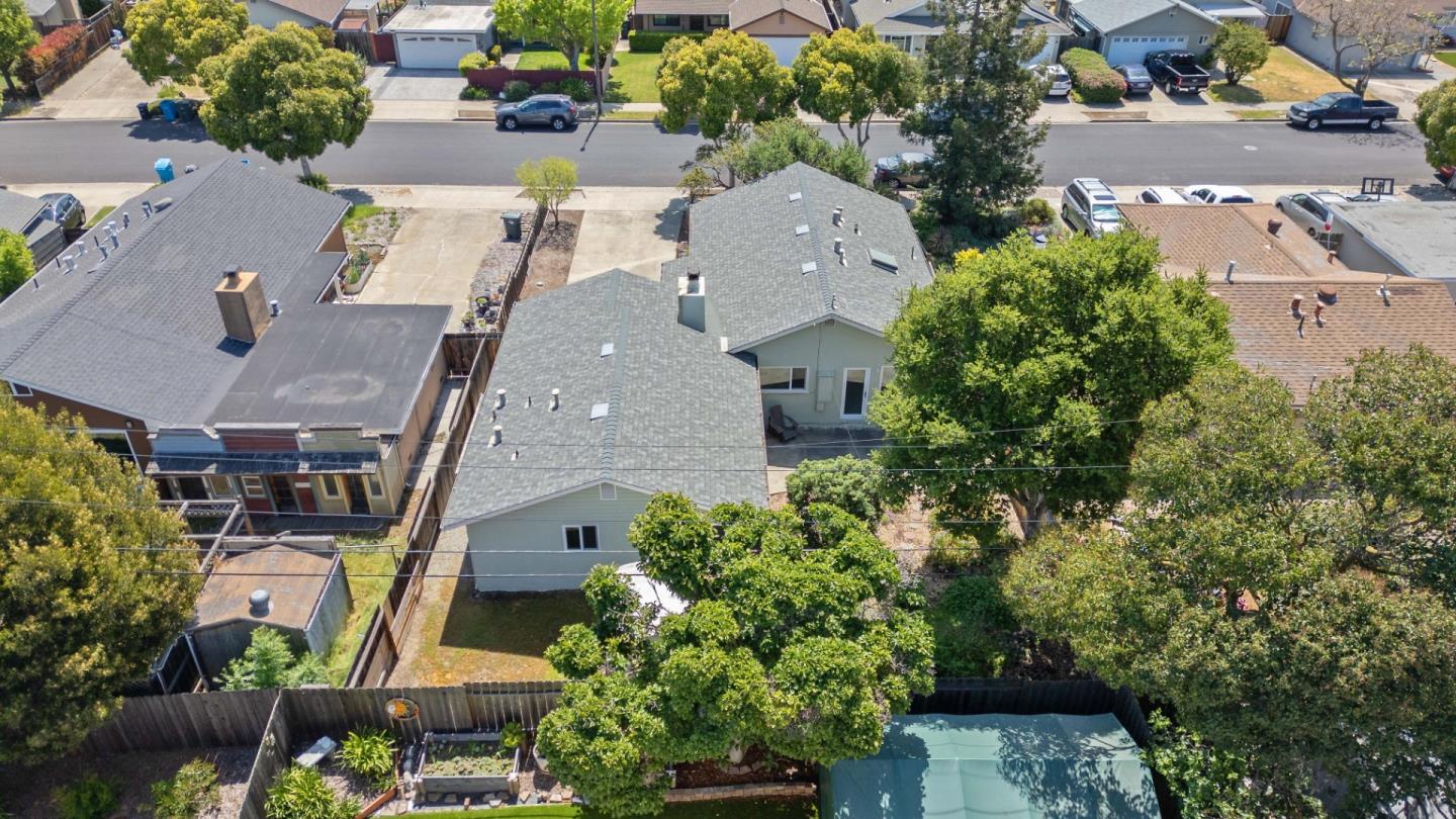 Detail Gallery Image 32 of 36 For 408 Cornish Way, Belmont,  CA 94002 - 4 Beds | 2 Baths