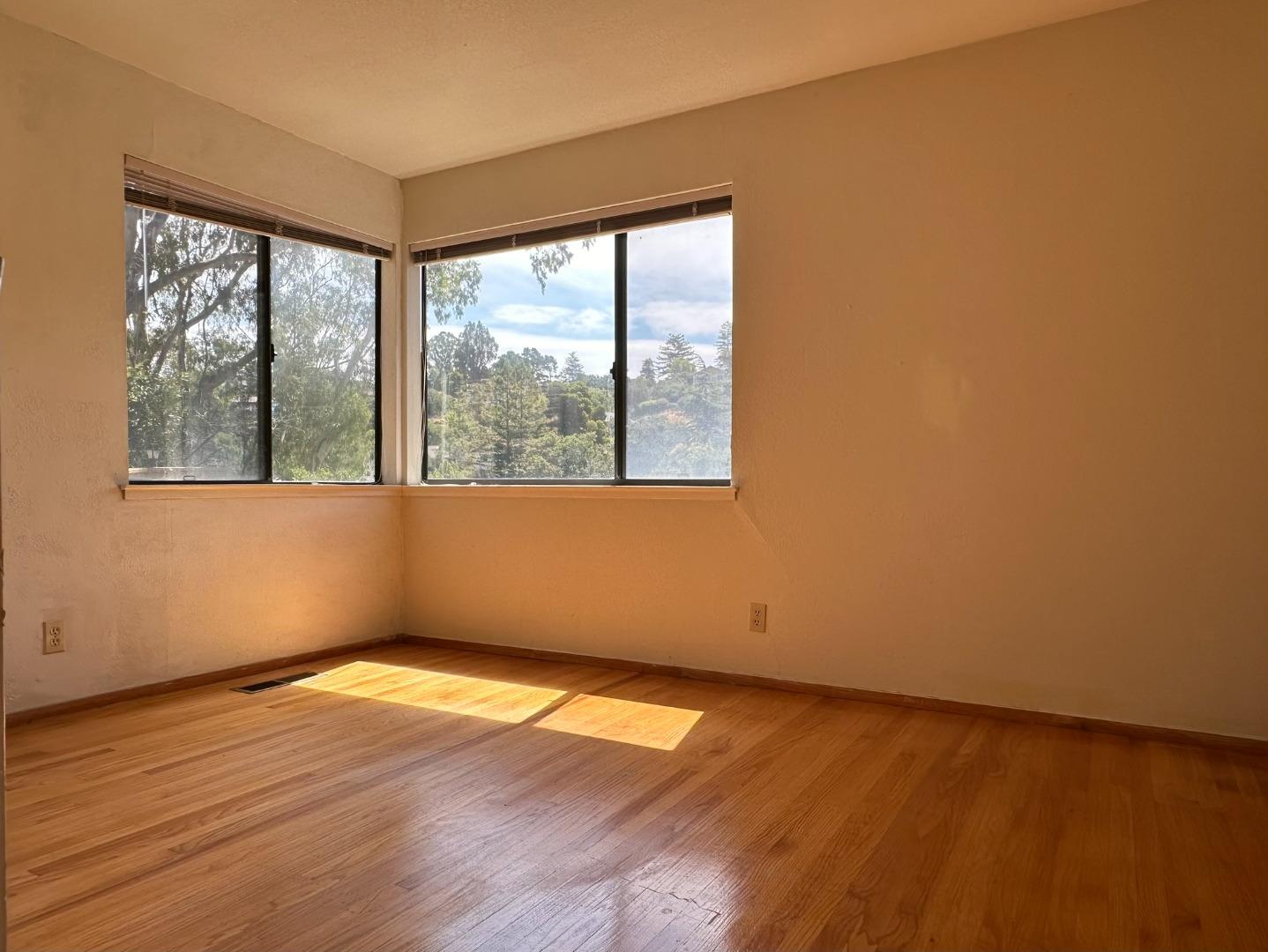 Detail Gallery Image 11 of 15 For 3038 Canyon Rd, Burlingame,  CA 94010 - 2 Beds | 1/1 Baths
