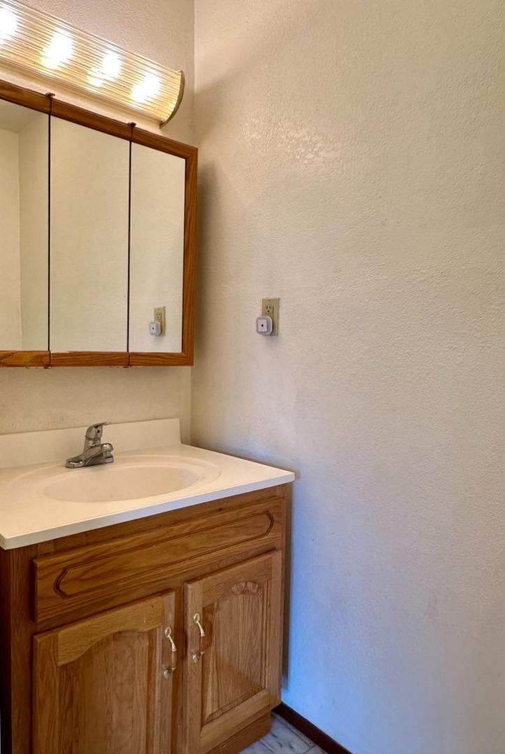 Detail Gallery Image 13 of 15 For 3038 Canyon Rd, Burlingame,  CA 94010 - 2 Beds | 1/1 Baths