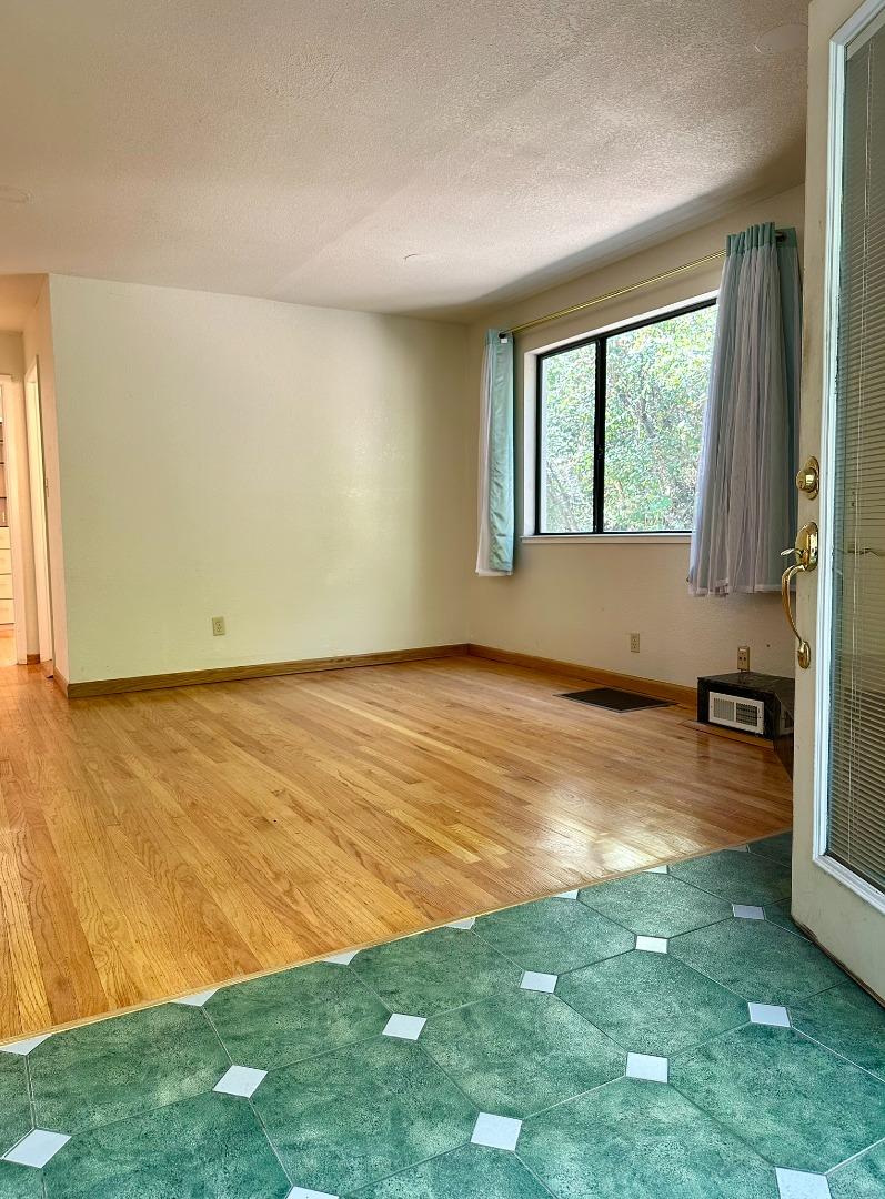 Detail Gallery Image 3 of 15 For 3038 Canyon Rd, Burlingame,  CA 94010 - 2 Beds | 1/1 Baths