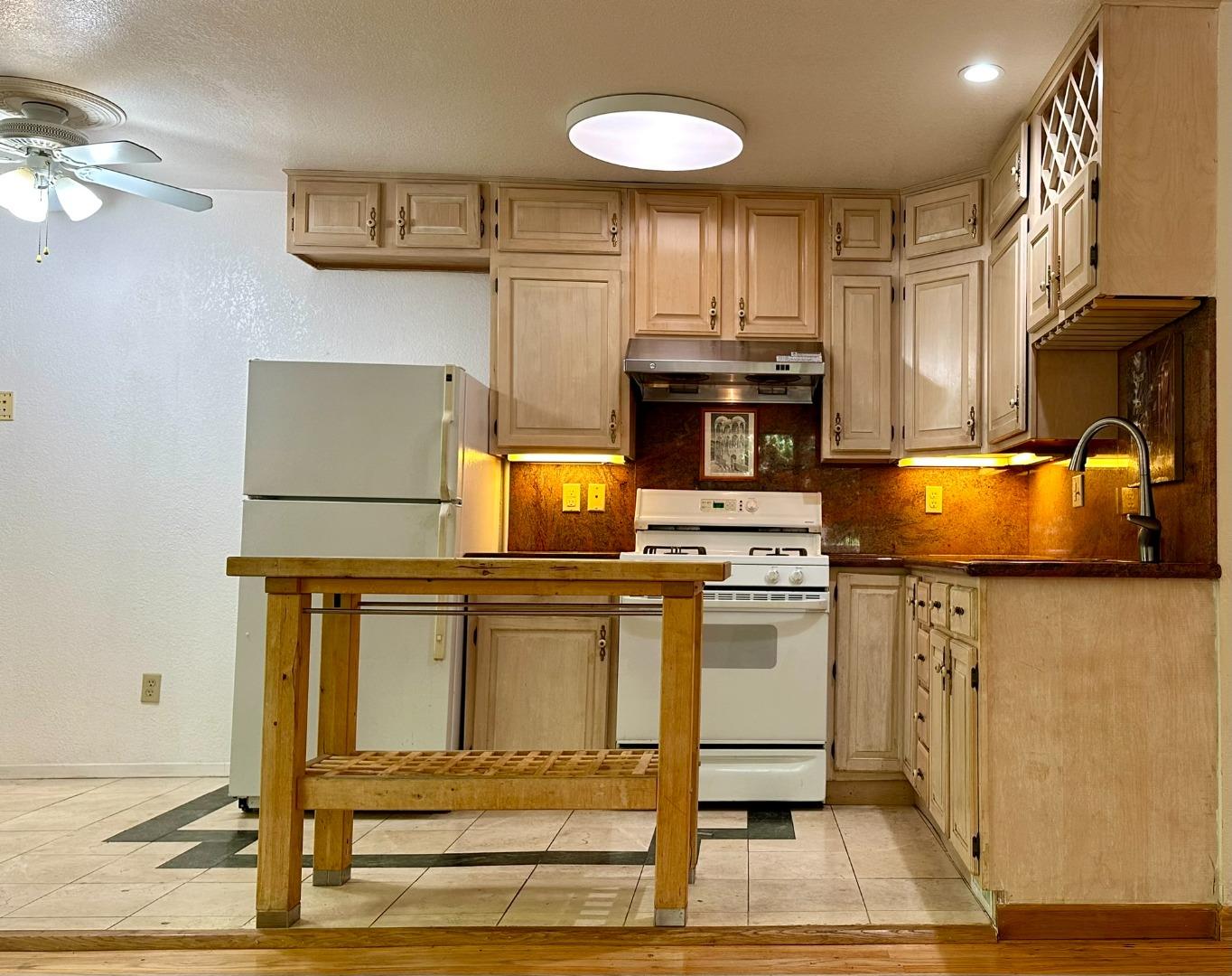 Detail Gallery Image 4 of 15 For 3038 Canyon Rd, Burlingame,  CA 94010 - 2 Beds | 1/1 Baths