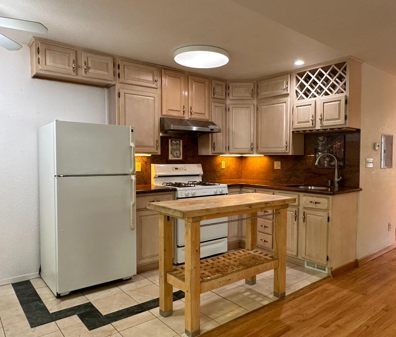 Detail Gallery Image 5 of 15 For 3038 Canyon Rd, Burlingame,  CA 94010 - 2 Beds | 1/1 Baths